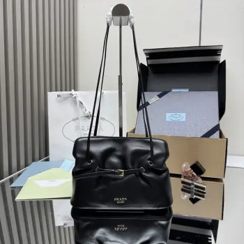 <p> 顶级原单 新品云朵包1BG586这款单肩云朵包采用口羊皮 内里为全一致进口羊皮 手感非常柔软舒服中间隔层袋口为吸扣设计 顶级五金 上身效果非常nice时尚.容量空间大 又是一款永久不过时爆款值得拥有尺寸 长25x高17.5x底11.5cm</p>