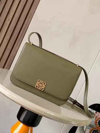 <p>Goya丝绸牛皮革手袋Goya 是一款结构紧凑的包袋 对于其尺寸来说 手袋组织得非常到位简洁的 Anagram 采用精美的丝绸牛皮革手工制作衬里为柔软纳帕羊皮革它是精湛工艺的终极体现 肩背 可调节肩带 磁扣 四个内部口袋<p>款号 9067</p><p>颜色 卡其绿</p>