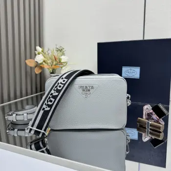 <p> 顶级原单 专柜新款双肩带1BH082到货啦这款双肩带采用进口鹿皮纹牛皮 配有两条可交换可调节长肩带设计 LOGO织物织带和牛皮搭配 太完美 不同场合不同衣着的全能混合搭配 容量空间大 格层多多 手感超柔软 赶紧入手吧尺寸 长22x高14x底8cm </p>