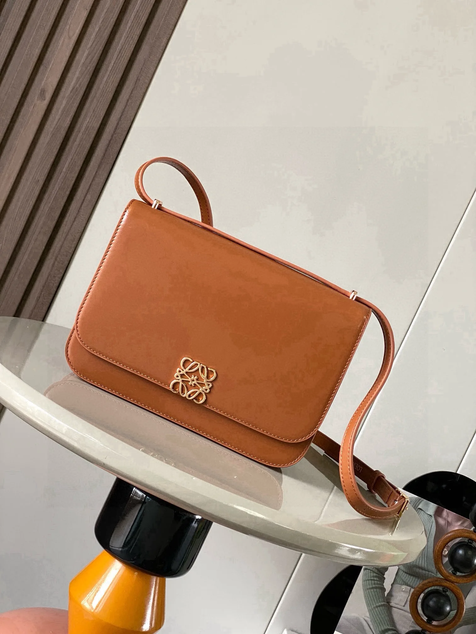 原单罗意威女包|高仿罗意威女包|精仿罗意威女包|一比一罗意威女包<p>Goya丝绸牛皮革手袋Goya 是一款结构紧凑的包袋 对于其尺寸来说 手袋组织得非常到位简洁的 Anagram 采用精美的丝绸牛皮革手工制作衬里为柔软纳帕羊皮革它是精湛工艺的终极体现肩背 可调节肩带 磁扣 四个内部口袋<p>款号 9067</p><p>颜色 棕色</p>