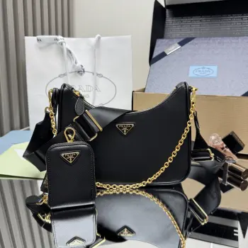 <p> 顶级原单  新版本 2023爆款升级版baokuanqnylon Hobo手拎/腋下包1BH204原厂十字纹可拆卸P家 Re-Edition 2005 Saffiano皮革姓名铭牌 配钥匙扣 可拆卸可调式徽标织物肩带 可拆卸拉链式皮质小袋 可拆卸金属链条肩带 顶部拉链拉合 尼龙衬里 涂珐琅三角形金属徽标尺寸 长22Ｘ高18Ｘ宽6.5ＣＭ </p>