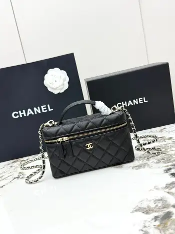 <p>CHANEL顶级货香奈儿26P新款饭盒包出货啦 LP全钢金属链条 精致皮手柄设计更显时尚 压花球纹牛皮配金属金色五金 质感耐磨耐用 经典设计风格 百搭实用 可手提可斜垮可单肩 <p>型号 AP4835 尺寸: 长19.5cmX高17cmX5cm</p>