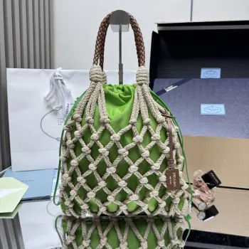 <p> 顶级原单 新品编织1BC111棉质花边手袋 航海世界启发了这款手工饰边手袋的花边设计 体现了清新素雅气质与真实的自由感 纯手工编织 编织皮革提手 可拆卸皮革吊坠 金属五金配件 皮革吊坠压印字母徽标 内部有可拆卸小袋与抽绳 ,內袋35cm*29cm 容量应间大 又是一款永久不过时爆款 赶紧入手吧尺寸 高37cm*宽30cm</p>