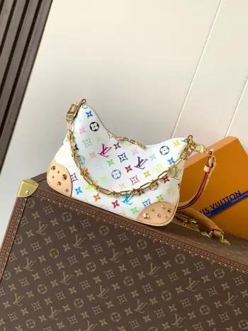 <p>顶级原单 M27790 村上隆合作系列Boulogne 手袋取材经典 Monogram 帆布 配有双拉链和可容纳 12 Pro 手机的宽敞内贴袋 肩带实现长短肩背和斜挎选择 取下即可化身小号链条包或手拿包 29 x 16 x 9.5 厘米(长度 x 高 x 宽)</p>