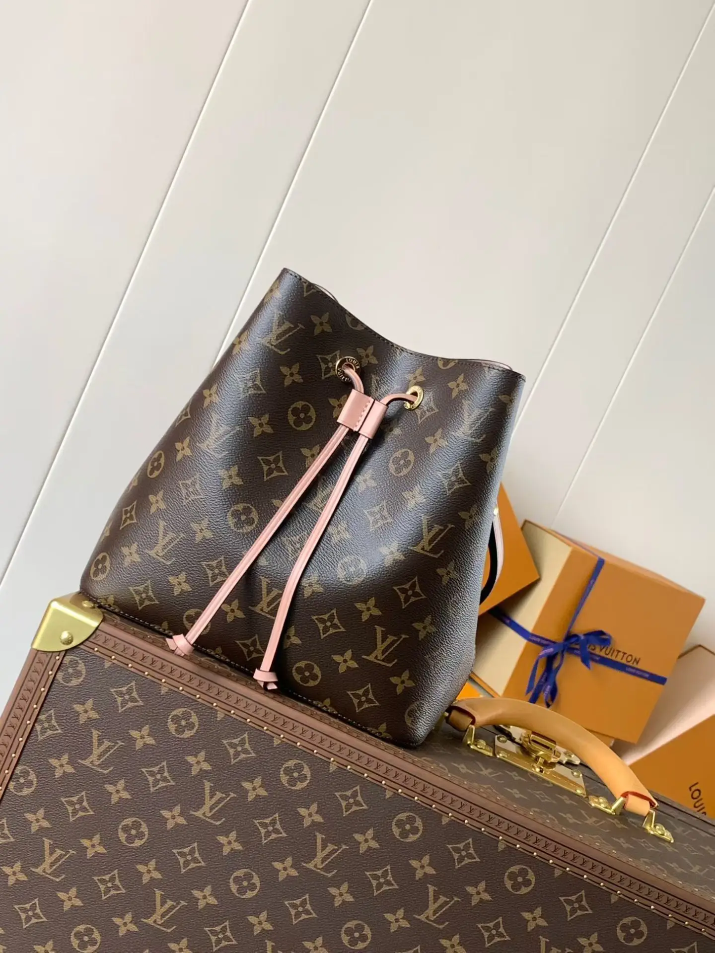 <p>顶级原单 Gaston-Louis Vuitton 于 1932 年专为承运香槟酒设计的酒袋邂逅当代潮流 化身蕴含传承之美的 NeoNoe 水桶包 Monogram 帆布勾勒柔和线条 搭配彩色皮革饰边与同色多层粘合内衬 Monogram 涂层帆布一光滑牛皮饰边一超细纤维内衬一中央拉链贴袋一可拆卸 可调节肩带 </p>
