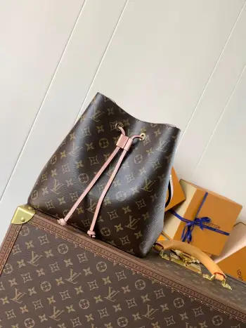 <p>顶级原单 Gaston-Louis Vuitton 于 1932 年专为承运香槟酒设计的酒袋邂逅当代潮流 化身蕴含传承之美的 NeoNoe 水桶包 Monogram 帆布勾勒柔和线条 搭配彩色皮革饰边与同色多层粘合内衬 Monogram 涂层帆布一光滑牛皮饰边一超细纤维内衬一中央拉链贴袋一可拆卸 可调节肩带 </p>