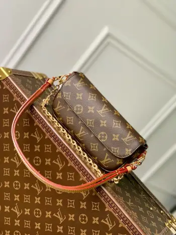 <p>顶级原单 变码芯片163c</p><p>M26587拼色 M81911老花 </p><p>本款 Wallet On Chain Ivy 手袋取材 Monogram Reverse 帆布 巧妙展现当季定向思维 可拆卸金属链条与 LV 字母相得益彰 齐整内里设有贴袋和卡位 可稳妥收纳日常所需 尺寸23.5×12×4cm</p>