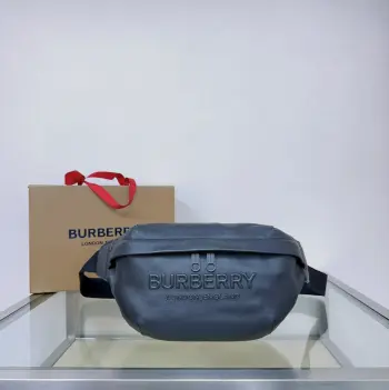<p>特级 B家最新 腰包借鉴九十年代街头风格 选用意大利鞣制皮革打造 点缀品牌徽标压花 可用背带斜背或系于腰部 </p><p>31 x 7.5 x 16cm型号5211</p>
