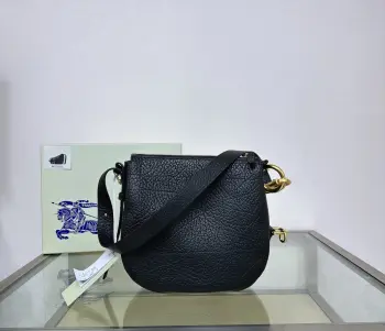 <p>特级 B家最新骑士战包选用粒纹小牛皮面料打造 肩背带设有</p><p>挂扣 灵感来自马术骑士徽标 (EKD  可调节打造肩</p><p>背包和托特包造型 </p><p>可调式皮革肩背带</p><p>拉链开合</p><p>尺寸24 x 8× 23cm.</p><p>型号5531</p>