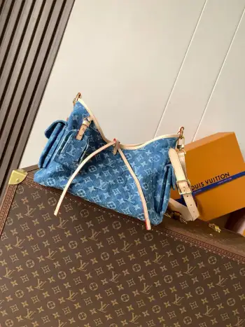 <p>顶级原单 变码芯片163c</p><p>M27623绿色 M28287蓝色 牛仔</p><p>本款 Carryall Cargo 小号手袋出自 Denim Rendez-Vous 系列 汲取应季灵感 演绎隽永风格 棉质包身搭载撞色皮革饰边与束带细节 此手袋缀饰金属件与标志性名牌 致敬路易威登制箱工艺传统 斜挎 肩背 手提皆宜 随心转换造型 33.5 x 23 x 15 厘米 (长度 x 高 x 宽)</p>