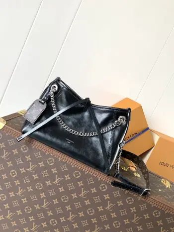 <p>顶级原单 M12888 动态变码芯片163c 本款 𝐂𝐚𝐫𝐫𝐲𝐀𝐥𝐥 𝐁𝐁 手袋取材 𝐌𝐨𝐧𝐨𝐠𝐫𝐚𝐦 帆布 为耀目链条点缀 𝐌𝐨𝐧𝐨𝐠𝐫𝐚𝐦 花卉 以潮流之姿点亮昼夜场合 皮革名牌与系带开合相得益彰 拉链内袋方便日常取用信用卡 尺寸 𝟐𝟔.𝟎 𝐱 𝟏𝟕.𝟎 𝐱 𝟏𝟎.𝟎 厘米 (长 𝐱 高 𝐱 宽)</p>