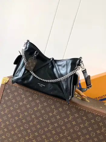 <p>顶级原单 M24861 163动态芯片 本款 CarryAll Cargo 小号手袋以柔软羊皮革呈现时尚微皱效果 并为深邃背景搭配抛光金属件与慵懒构型 成就昼夜场合佳选 可拆卸肩带与链带实现多种造型可能 </p><p>33.5 x 23 x 15 厘米 </p><p>(长度 x 高 x 宽)</p>