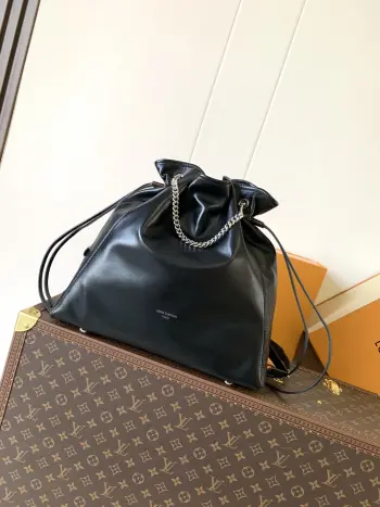 <p>顶级原单 变码芯片M25545</p><p>Off Duty 中号手袋出自 LV Vibe 系列 可为各式造型注入前卫摇滚风范 羊皮革包身配有莹泽金属件 LV Circle 标识栖身一侧 尺寸33×24×11.5</p>