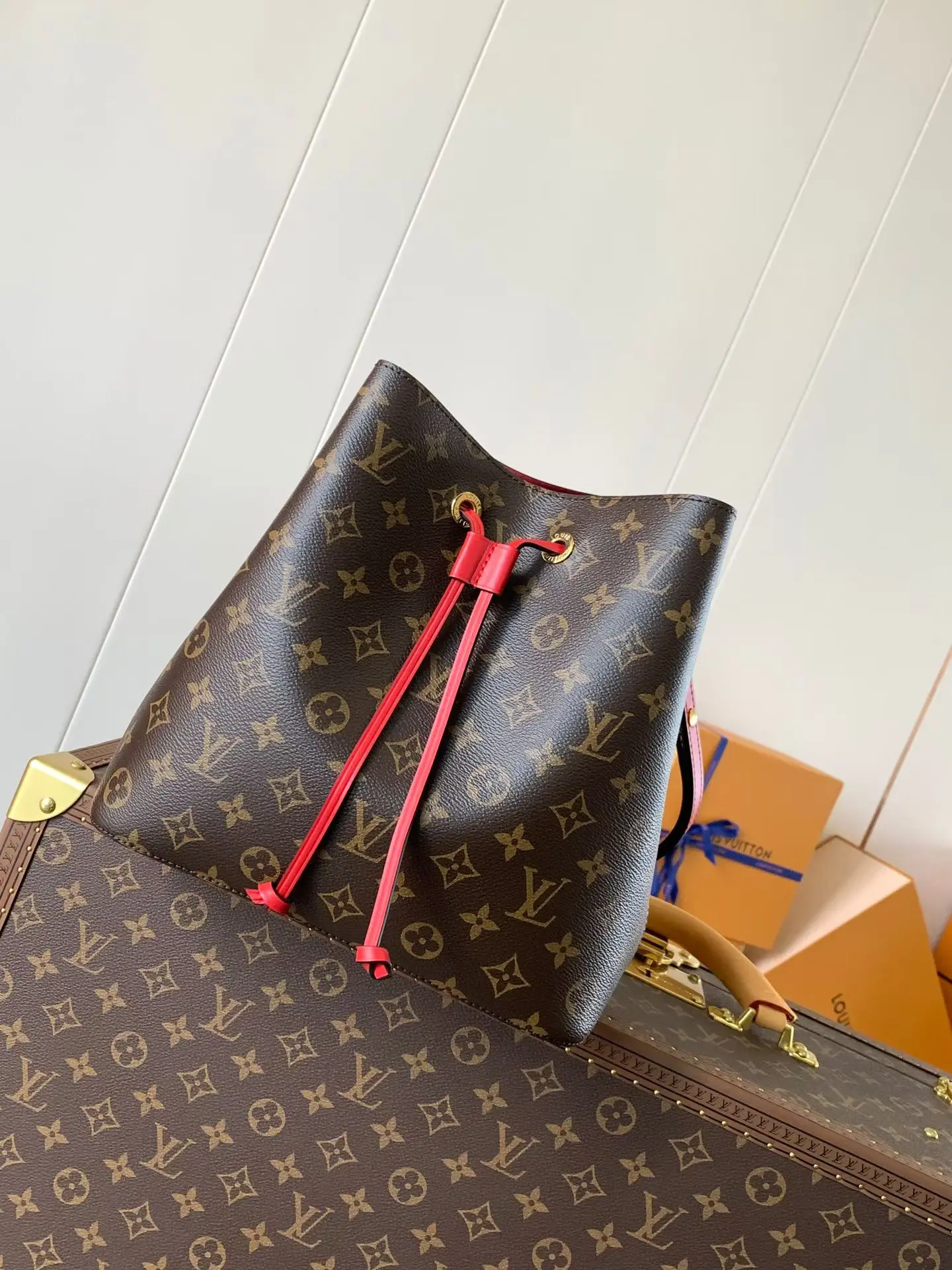 原单LV女包|高仿LV女包|精仿LV女包|一比一LV女包<p>顶级原单 Gaston-Louis Vuitton 于 1932 年专为承运香槟酒设计的酒袋邂逅当代潮流 化身蕴含传承之美的 NeoNoe 水桶包 Monogram 帆布勾勒柔和线条 搭配彩色皮革饰边与同色多层粘合内衬 Monogram 涂层帆布一光滑牛皮饰边一超细纤维内衬一中央拉链贴袋一可拆卸 可调节肩带 </p>