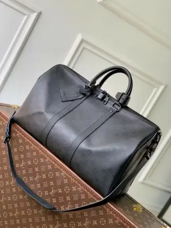 <p>顶级原单 M28403变码芯片</p><p>本款 Keepall Bandouliere 45 旅行袋为 Monogram Midnight 涂层帆布铺陈内敛 Monogram 图案 哑光金属件 微粒面牛皮革饰边与顶部手柄共塑纯色构型 搭配可拆卸并调节的肩带 可轻松携行 成就短途旅行的时尚之选 </p><p>27 x 20 x 45 厘米</p><p>(高 x 宽 x 长度)</p>