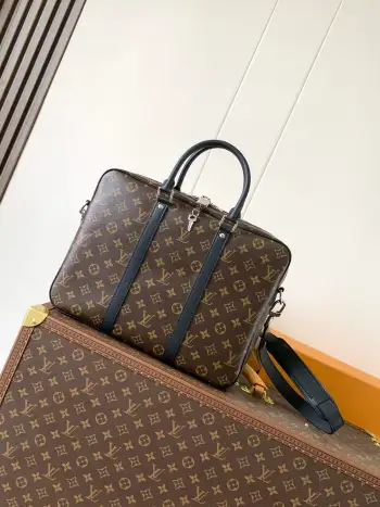 <p>顶级原单</p><p>M52005老花  N41478黑格  粗犷的Damier Graphite格纹帆布赋予此款Porte-Documents Voyage小号公文包别样的个性魅力 光滑的皮革饰边与宽敞的内部空间 奢华与实用的理想结合 尺寸 35.0 x 27.0 x 6.0 cm</p>