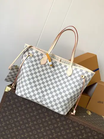 <p>顶级原单 经典购物袋</p><p>NEVERFULL 中号手袋</p><p>型号 M41361白 41605粉</p><p>尺寸 31x28.5x17cm</p>