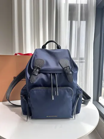 <p>特级  兰配黑扣  The Rucksack 军旅背包 为时装秀主打配饰 款式轻便且防雨 肩背带采用舒适的加垫设计 背包以标志性 Burberry Trench 风衣的独创面料作为灵感来源 采用与棉质嘎巴甸同为密织结构的柔韧尼龙材质制成 其柔软休闲的包型可追溯至 20 世纪初期历史档案中的军旅风格 在此基础之上又添加了多个功能性拉链口袋 </p><p>28 x 15 x 42cm </p>
