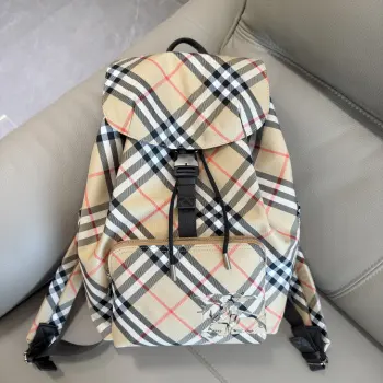 <p>特级 B家最新格纹双肩包 装饰精纺 Burberry 格纹 以标志性沙米鱼演绎 点缀马术骑士徽标 EKD  贴花 卡扣开合镌刻品牌徽标 口袋开合搭配 B 字型拉链头 </p><p>正面口袋饰有马术骑土徽标(EKD 贴花</p><p>尺寸27×17× 40cm</p><p>型号4831</p>