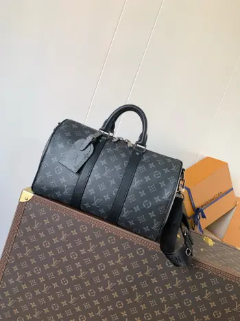 <p>顶级原单 变码芯片</p><p>M46655黑花 M22765压花 </p><p>本款 驴家 Keepall Bandouliere 35 手袋借 Monogram Eclipse 涂层帆布传递内敛气度 皮革顶部手柄 侧带和金属件彰显经典传承 可拆卸并调节的肩带实现舒适肩背 34.0 x 21.0 x 16.0 厘米 (长 x 高 x 宽)<p>   手柄 双手柄</p>