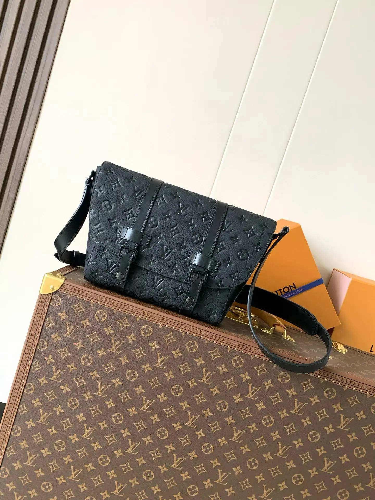 原单LV男包|高仿LV男包|精仿LV男包|一比一LV男包<p>顶级原单 M28324 压花 变码芯片163C 本款 Christopher 邮差包为 Monogram 粒面 Taurillon 牛皮革搭配光滑皮革饰边 凸显细腻纹理 翻盖开合与利落线条为经典设计注入摩登气息 宽松构型可稳妥收纳与轻松背携 成就日常出行的瞩目之选 29 x 25 x 9 厘米(长度 x 高 x 宽)</p>