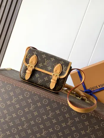 <p>顶级原单 动态变码芯片M26805 本款 Satchel 迷你手袋出自Monogram Archive系列 为柔软 Monogram 帆布包身搭配做旧皮革饰边和耀目金属件 迷你邮差包构型可容纳手机及钱夹等日常用品 可调节肩带确保舒适肩背或斜跨 </p><p>15x6x 19.5 厘米(高x宽x长度)</p><p>Monogram 涂层帆布牛皮革饰边织物内衬金属件磁扣开合</p><p>肩带:不可拆卸 可调节包带半长:38.5厘米</p><p>包带半长可调至:51.0厘米</p>