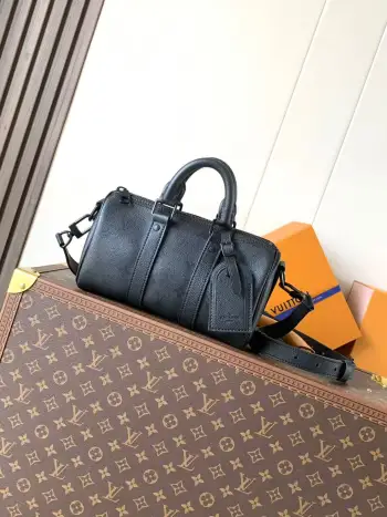 <p>顶级原单 M28369变码芯片</p><p>本款 Keepall Bandouliere 25 手袋为 Monogram Midnight 涂层帆布点缀深邃 Monogram 印花 张扬自信风范 精巧都市构型搭配皮革饰边和哑光拉链 顶部手柄与宽幅可拆卸并调节的织物肩带实现舒适斜跨与手提 </p><p>15 x 11 x 25 厘米</p><p>(高 x 宽 x 长度)</p>