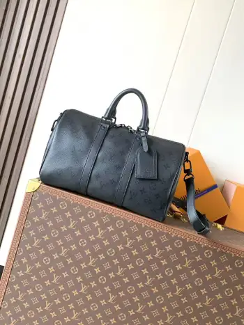 <p>顶级原单M28370 变码芯片</p><p>本款 Keepall Bandouliere 35 手袋为 Monogram Midnight 涂层帆布搭配沉稳皮革饰边 哑光金属件及拉链烘托利落观感 可拆卸并调节的皮革肩带实现舒适肩背或斜跨 辊压皮革顶部手柄再添手提选择 </p><p>21 x 16 x 34 厘米</p><p>(高 x 宽 x 长度)</p>