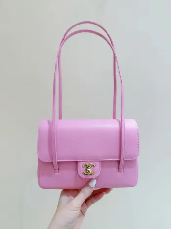 <p>粉色小号出货啦</p><p>26P 春夏预告系列</p><p>ZP 39300购入</p><p>Chane1 26P Preppy coco包王</p><p>不愧是jennic同款 真的全球疯抢</p><p>小号非常实用巴黎时装秀最耀眼的实物也很好看 复古又随性 就是妥妥的时髦精超级推荐</p><p>原厂正品haas小牛皮</p><p>AS6130 15*22*7cm </p>