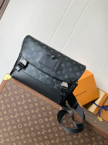 <p>顶级原单 变码163芯片 </p><p>M40511 以经典学院风格为设计灵感 这款Messenger MM Voyager中号邮差包采用柔软的Monogram Eclipse帆布材质 提携十分舒双搭扣设计 满足都市生活的使用需求 尺寸 32X23X9cm</p>