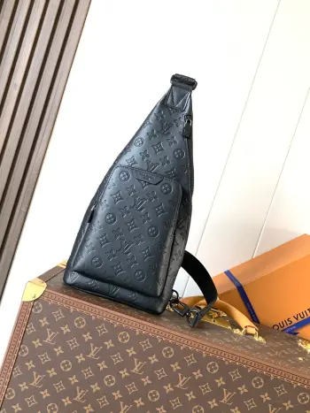 <p>顶级原单 M26730 动态变码芯片163c 黑色头层小牛皮本款21890带小包Monogram Shad为Duo Slingbag带 了来 舒 与适 时尚感 更 尚时 的上部 调可 节肩带以 更及 宽 功能更 的强 前 袋口 为 一这 升级版增 了添 运动感 可 节调 的 带肩 两侧均 佩可 戴 实现灵活 符 人合 体工程学 携的 带方式 尺寸:20x42x6cm</p>