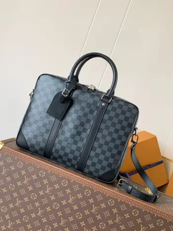 <p>顶级原单 变码芯片163c </p><p>M40445黑格 男包公文包系列 本款 Voyage 小号公文包 取材 Damier Graphite 涂层帆布 搭配皮革侧带 加固包角 顶部手柄和名牌 外袋便于存放智能手机 加垫内隔层可容纳 13 寸笔记本电脑 可拆卸并调节的肩带实现舒适肩背 详细特征36.5 x 27.5 x 6 厘米</p>