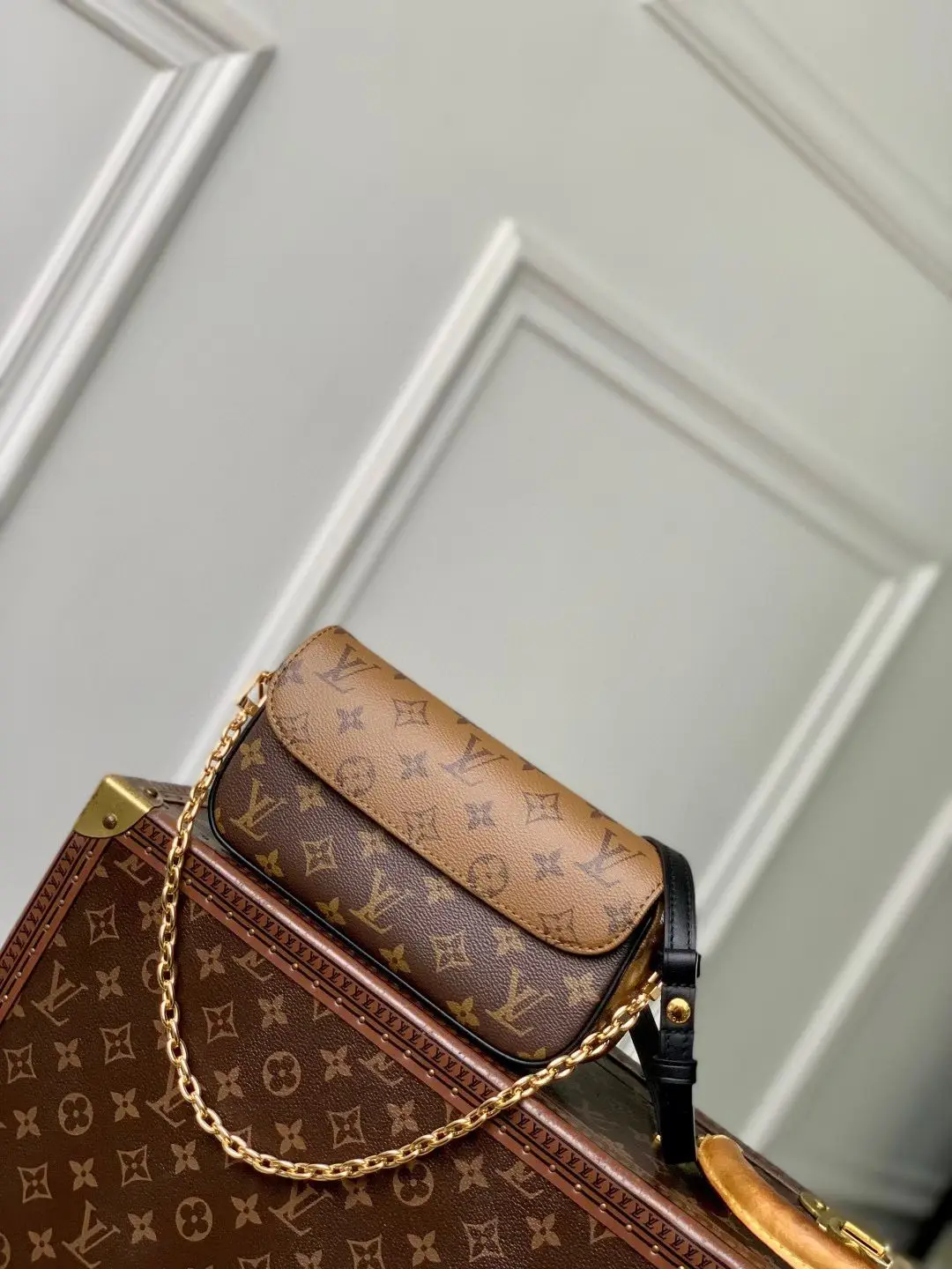 <p>顶级原单 变码芯片163c</p><p>M26587拼色 M81911老花 </p><p>本款 Wallet On Chain Ivy 手袋取材 Monogram Reverse 帆布 巧妙展现当季定向思维 可拆卸金属链条与 LV 字母相得益彰 齐整内里设有贴袋和卡位 可稳妥收纳日常所需 尺寸23.5×12×4cm</p>