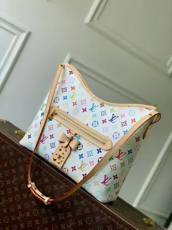 <p>顶级原单 动态芯片</p><p>M27582 本款 Lineup 手袋庆祝路易威登 Monogram 图案诞辰 130 周年 以绮丽色彩渲染 Monogram 帆布 为工作场合或周末小憩带来缤纷之选 地址牌的金属饰钉与其他金属件互为映衬 蝴蝶结形状装饰摇曳生姿 专属皮革标签点明庆贺系列身份 </p><p>26 x 13 x 34.5 厘米</p><p>(高 x 宽 x 长度)</p>