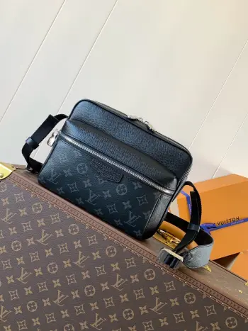 <p>顶级原单 M30233黑花  变码芯片 路易威登以 Taiga 皮革与 Monogram 帆布 为 Outdoor 邮差包的大胆设计涂抹和谐色彩 正面的银色拉链与金属件绘上精致细节 可调节肩带打造轻松背携体验 Taiga 牛皮和 Monogram Eclipse 涂层帆布一牛皮饰边一织物内衬一金属件一中央拉链隔层一拉链前袋一内贴袋一不可拆卸 可调节肩带  型號:M30233 尺寸:29.5x20x10.5CM</p>