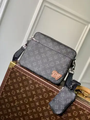 <p>顶级原单变码芯片</p><p>M46340 Trio 邮差包释放 Damier Spray 元素的潮流意趣 路易威登标志性 Damier 图案瞩目放大并映现 3D 效果 光滑和粒面牛皮革塑造多重结构 包括可拆卸前袋和肩带上的零钱包 为 Damier 爱好者打造街头设计 尺寸 25.0 x 18.5 x 7.0 厘米 (长 x 高 x 宽) </p>
