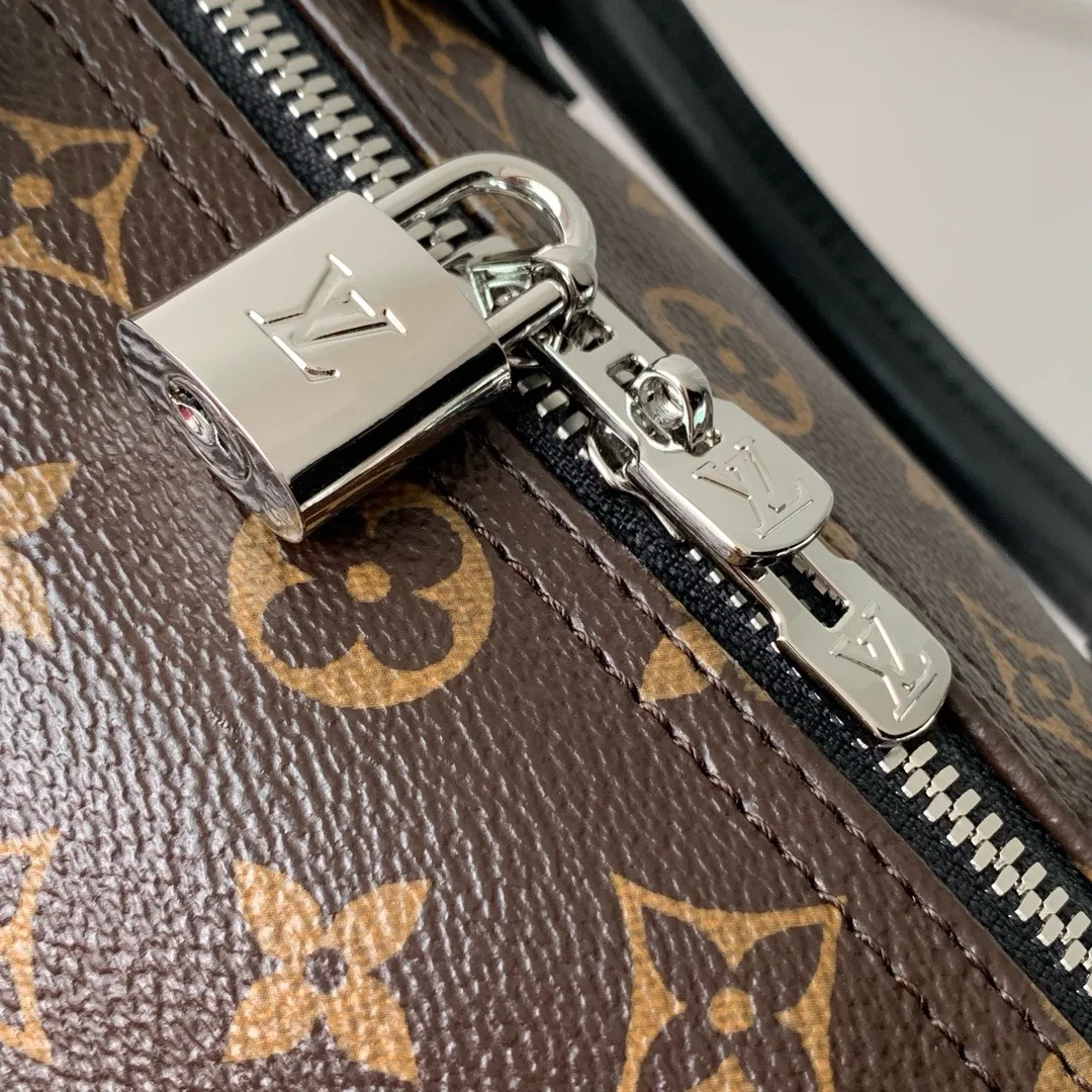 Louis Vuitton M12243 Reading Glasses Chain Handbag Women s Shoulder Bag - Detail view 6