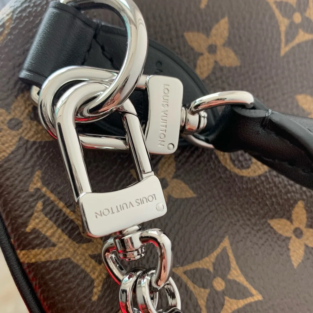 Louis Vuitton M12243 Reading Glasses Chain Handbag Women s Shoulder Bag - Detail view 7