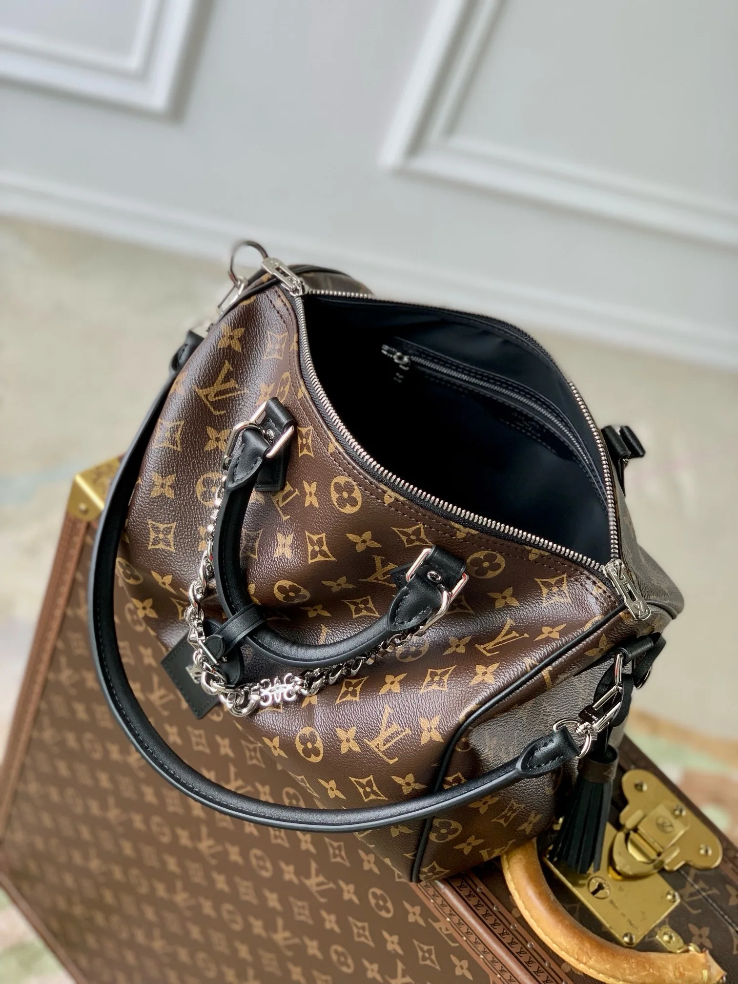 Louis Vuitton M12243 Reading Glasses Chain Handbag Women s Shoulder Bag - Detail view 9