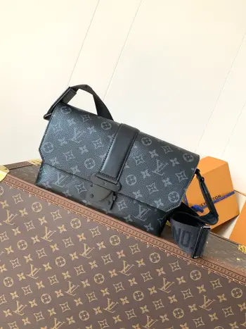 <p>顶级原单 动态变码芯片</p><p>M46794 黑花 S-Cape邮差包洲源品牌典藏皮革硬箱 为Monogram Ecipse帆布渲染单色 崭新S-lock锁扣再添考究格调 为随身物品提供妥善保护 尺寸 28 × 16 × 10 cm</p>