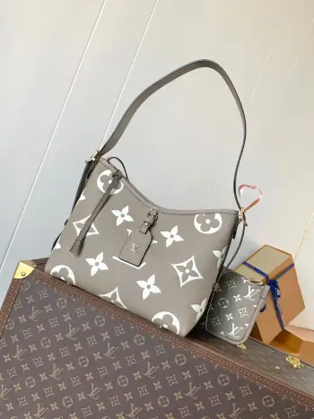 <p>顶级原单 变码芯片</p><p>M47180大象灰压花 M46288黑色CarryAll 小号手袋取材 Mono gram Empreinte 压纹皮革 充裕构型设有齐整内层 大号内袋再添功能素 搭配Monogram 压纹拉链手拿包通过皮革带固定 成就都市生活的贴身伴侣 尺寸29 x 24 x 12 厘米 (长度 x 高 x 宽)</p>