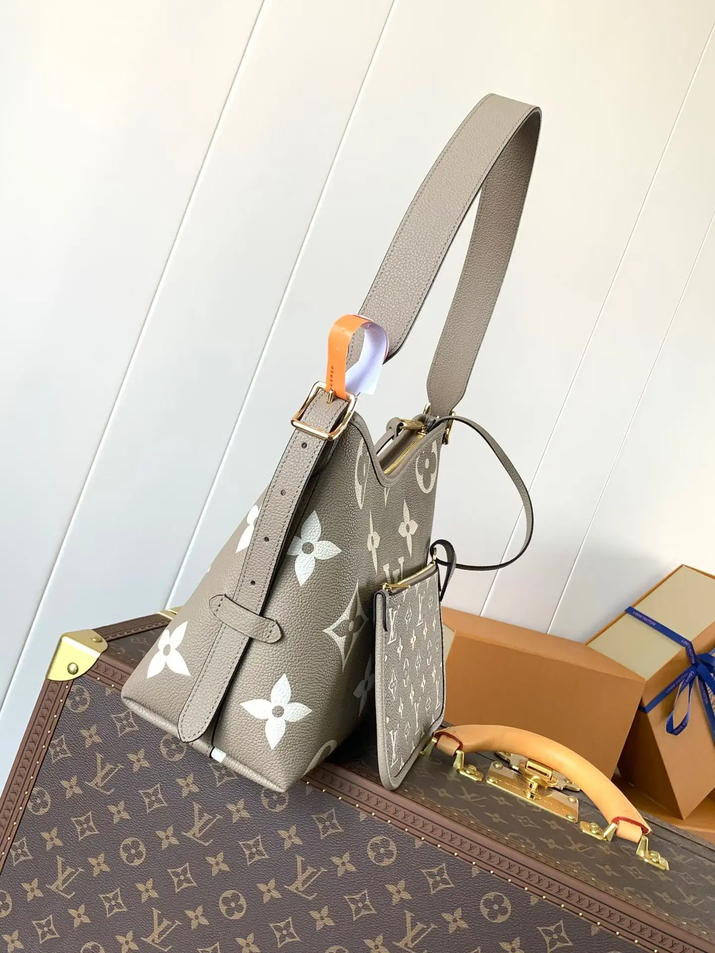 LVM47180 大象灰压花手袋 女士单肩包 - 细节图 2