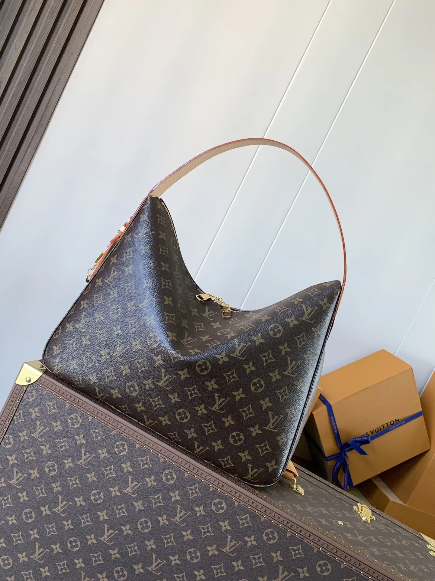 <p>顶级原单 动态变码芯片163c M12098 本款Slouchy中号手袋以Monogram帆布构筑别致轮廓 借崭新挂锁和名牌等金属件点亮工致细节 宽敞内部空间可容纳短款钱夹 智能手机和13寸笔记本电脑 成就通勤办公或周末出行佳选 尺寸 40 × 31 × 11 cm</p>