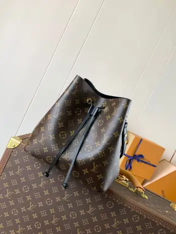 <p>顶级原单 Gaston-Louis Vuitton 于 1932 年专为承运香槟酒设计的酒袋邂逅当代潮流 化身蕴含传承之美的 NeoNoe 水桶包 Monogram 帆布勾勒柔和线条 搭配彩色皮革饰边与同色多层粘合内衬 Monogram 涂层帆布一光滑牛皮饰边一超细纤维内衬一中央拉链贴袋一可拆卸 可调节肩带 </p>