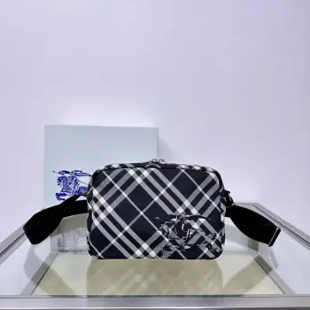 <p>特级 B家最新斜背包 装饰精纺 Bur格纹 点缀马术骑士徽</p><p>标(EKD 贴花 采用纯色内衬设计 搭配 B 字型拉链头 设有1个外口袋 可容纳各种小物件 来自 Bur经典之作系列 以鲜明品牌风格诠释衣橱必备款式 尺寸25 x 12× 18cm.</p><p>型号3201</p>