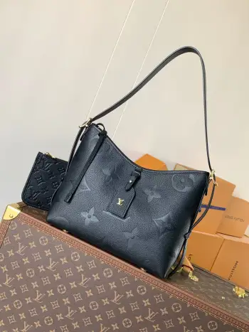 <p>顶级原单 变码芯片</p><p>M47180大象灰压花 M46288黑色CarryAll 小号手袋取材 Mono gram Empreinte 压纹皮革 充裕构型设有齐整内层 大号内袋再添功能素 搭配Monogram 压纹拉链手拿包通过皮革带固定 成就都市生活的贴身伴侣 尺寸29 x 24 x 12 厘米 (长度 x 高 x 宽)</p>