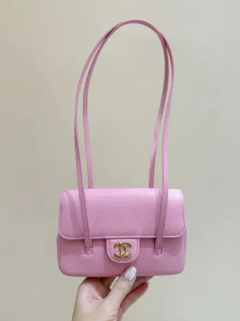 <p>粉色出现货啦</p><p>26P 春夏预告系列</p><p>ZP 30600购入</p><p>Chane1 26P Preppy coco包王</p><p>不愧是jennic同款 真的全球疯抢</p><p>这只mini号跟方胖子大小相当 可以放下17p实物超可爱迷人 复古又随性 就是妥妥的时髦精超级推荐</p><p>原厂正品haas小牛皮</p><p>AP5068</p>