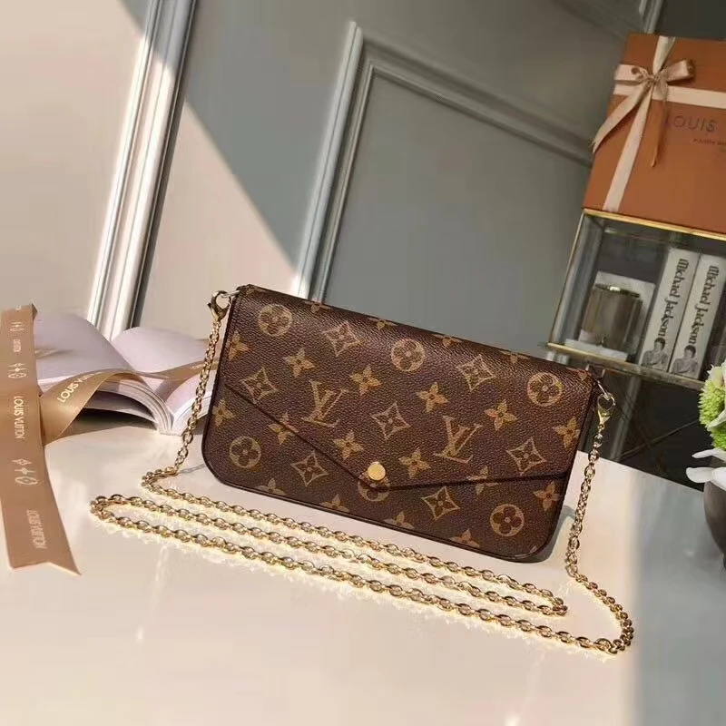 <p>顶级原单 M61276本款 Pochette Felicie 链条包选用 Monogram 帆布和微纤维内衬 搭配按扣翻盖 拉链袋和设有卡片夹层的贴袋均可拆卸 系上金属链条即可肩背或斜挎 12 x 3 x 21 厘米 (高 x 宽 x 长度)</p>