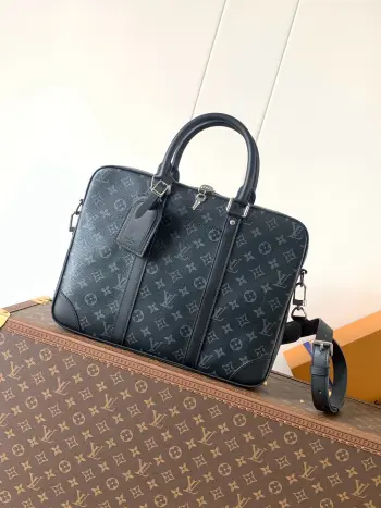<p>顶级原单 变码芯片163c</p><p>M46457黑花 男包公文包系列 本款 Voyage 小号公文包 取材 Damier Graphite 涂层帆布 搭配皮革侧带 加固包角 顶部手柄和名牌 外袋便于存放智能手机 加垫内隔层可容纳 13 寸笔记本电脑 可拆卸并调节的肩带实现舒适肩背 详细特征36.5 x 27.5 x 6 厘米</p>