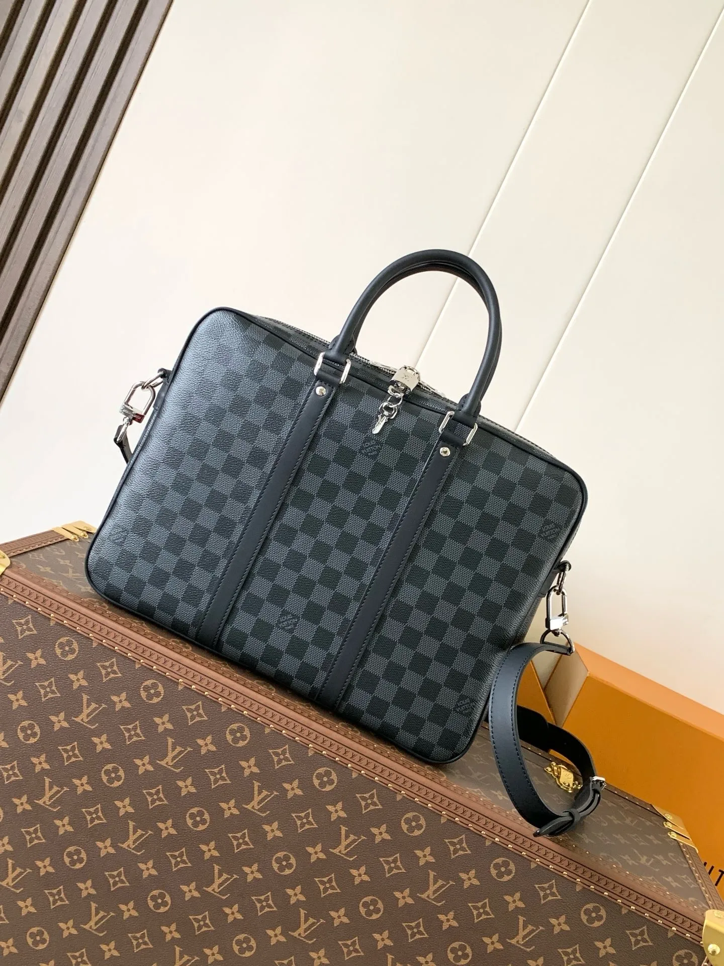 原单LV男包|高仿LV男包|精仿LV男包|一比一LV男包<p>顶级原单</p><p>M52005老花  N41478黑格  粗犷的Damier Graphite格纹帆布赋予此款Porte-Documents Voyage小号公文包别样的个性魅力 光滑的皮革饰边与宽敞的内部空间 奢华与实用的理想结合 尺寸 35.0 x 27.0 x 6.0 cm</p>